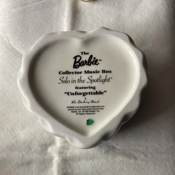 The Barbie collector music box.
Solo in the spotlight.
Featuring “unforgettable” - Picture 3 of 4